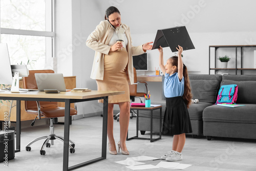Working pregnant businesswo...
