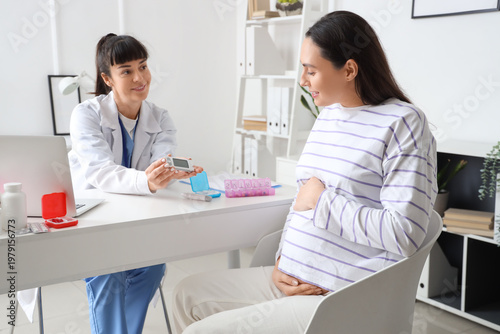 Young pregnant woman receiv...