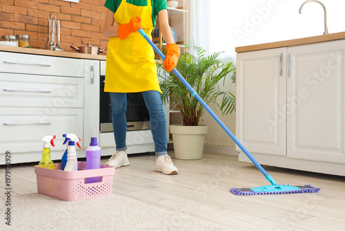Young woman with cleaning s...