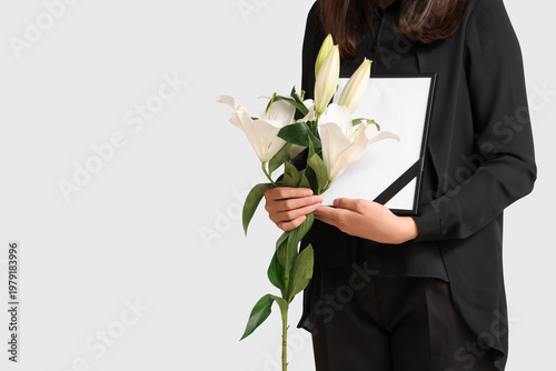 Young woman with funeral bo...