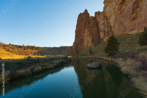 Φωτογραφία Smith Rock canyon river landscape in evening light