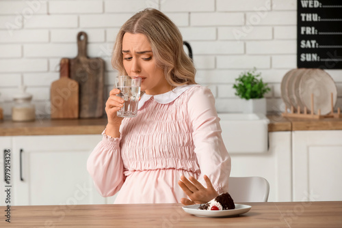 Young pregnant woman with w...