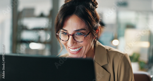 фотографія Laptop, smile and planning with business woman in office for research, email marketing and journalist