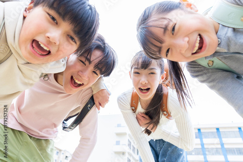 Photos 覗き込む小学生