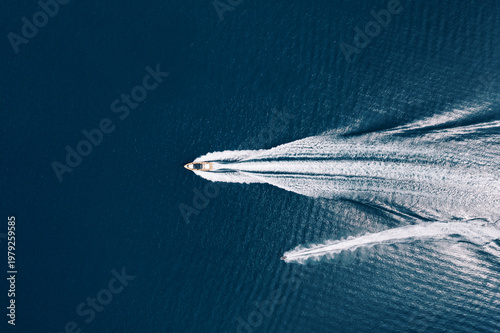 Fotografija Speedy vessel slicing peaceful waters