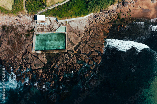 Φωτογραφία Aerial view of the picturesque Coalcliff Ocean Pool situated at the base of the escarpment on the Illawarra Coastline, minutes north of Wollongong, NSW Australia