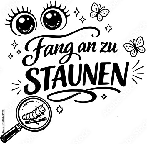 Handlettering mit deutschem Text: Fang an zu STAUNEN. Spielerische Elemente wie große Augen, eine Lupe, mit einer kleinen Raupe auf einem Zweig. Thema: kleine Dinge, Natur Erziehung, Achtsamkeit. 