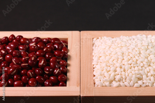 黒背景の枡に山盛りに盛られた小豆ともち米