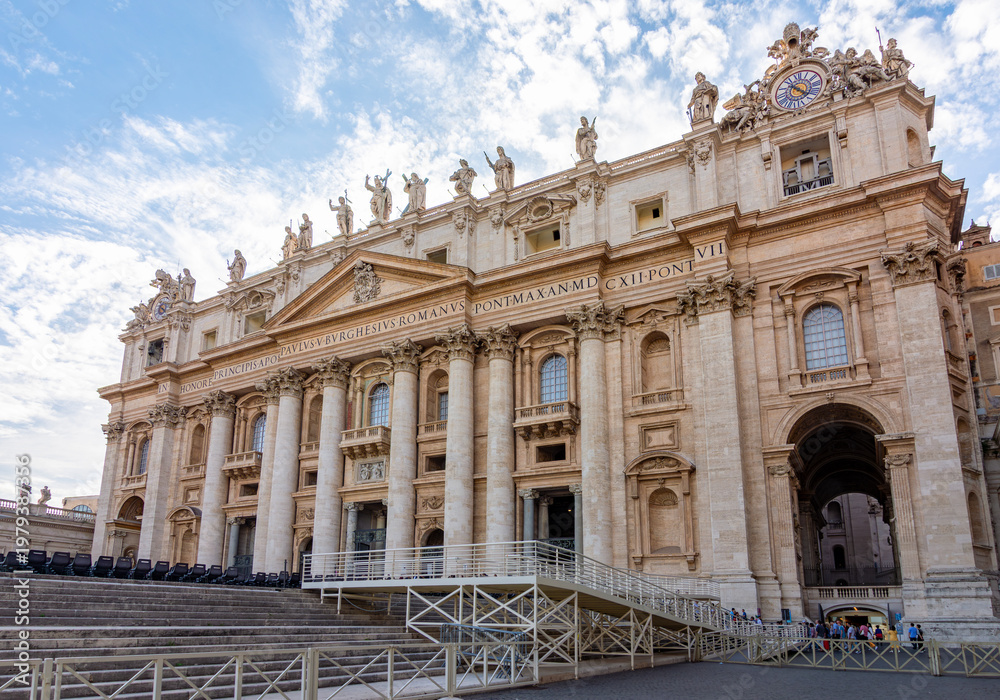 Obraz premium St. Peter's basilica on St. Peter's square in Vatican, center of Rome, Italy