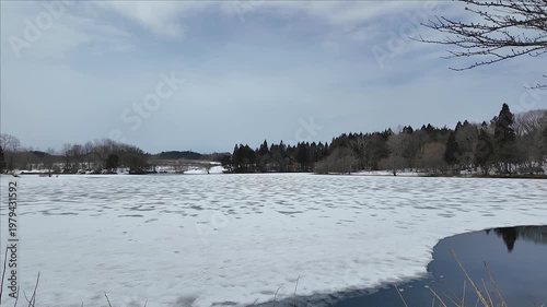 凍結した津軽富士見湖の湖岸