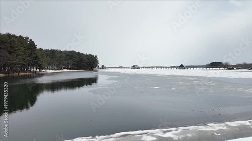 凍結した津軽富士見湖に架かる木造の鶴の舞橋
