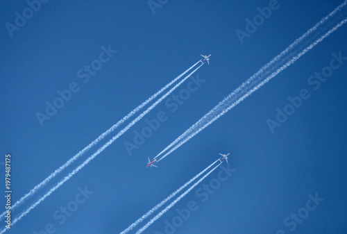 Foto Planes leaving contrails against a clear blue sky
