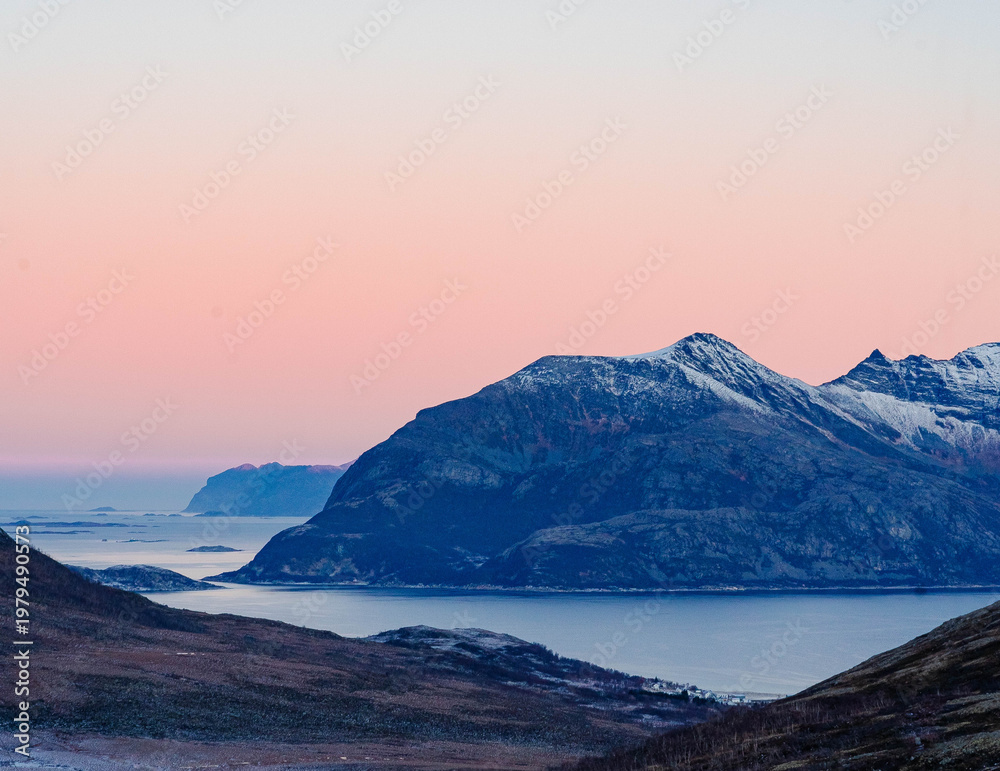 Obraz premium Pastel Arctic fjord and snow mountain at dusk