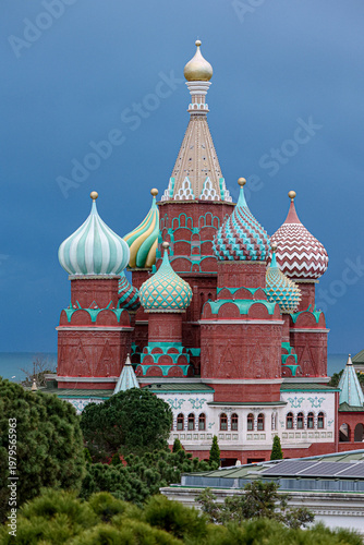 Φωτογραφία Colorful onion domes of an ornate cathedral with intricate patterns against a bl