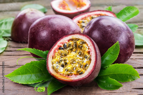 Foto Passion fruits and cross section of passion fruit with pulpy juice filled with seeds