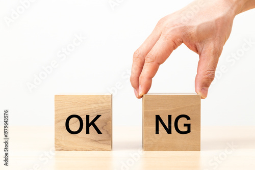 Foto 「NG」と書かれたブロックを選ぶ手元
