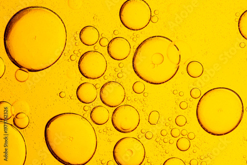 Quadro su tela Abstract Golden Oil Bubbles in Water Macro Background,Macro,A high-resolution macro photograph showing vibrant golden yellow oil droplets floating on a water surface