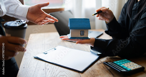 Fotografie Business professionals meet with real estate agents to discuss real estate inves
