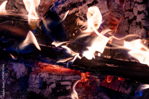 Tableau sur toile Burning wood in a fire pit, night setting