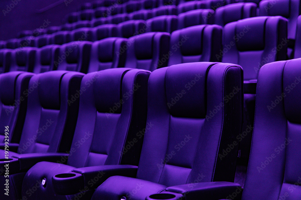 Obraz premium Rows of empty purple cinema seats in modern movie theater