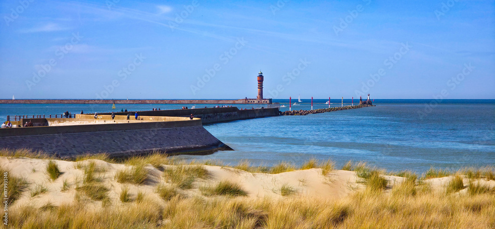 Fototapeta premium Phare de Dunkerque (France) / Feu de Saint-Pol vue de la Digue des Alliés