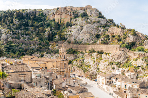 Valokuva Historic hillside town and baroque architecture, Scicli, Sicily, Italy