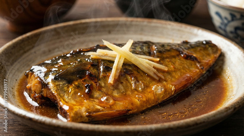 鯖の味噌煮 立ち上がる湯気と生姜のトッピング