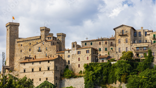 Foto Hilltop castle and old city center view, Bolsena, Viterbo, Italy.