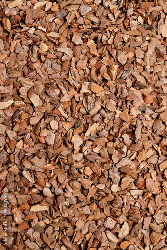Pine bark fraction 6-9 mm substrate soil for plant cultivation, featuring a textured surface of small, irregularly shaped pieces in earthy tones