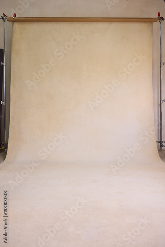 Fotografie Professional Studio Setup with Beige Seamless muslin Backdrop and Metal C Stands
