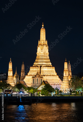 Wat Arun am Chao Phraya Fluss in Bangkok bei Nacht