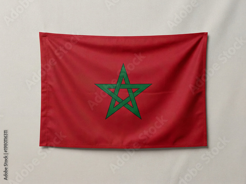 Drapeau du Maroc sous fond uni