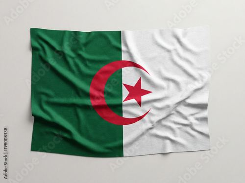 Drapeau de l'Algérie sous fond uni