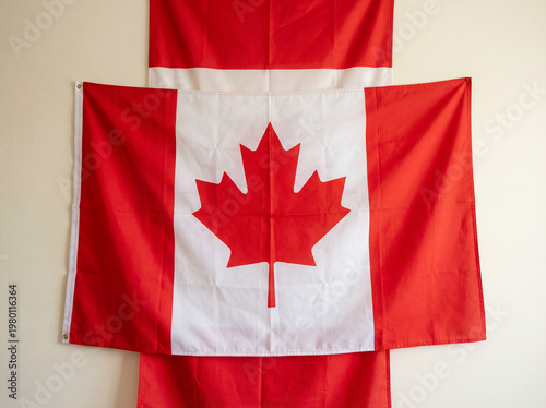 Drapeau Canadien sous fond uni