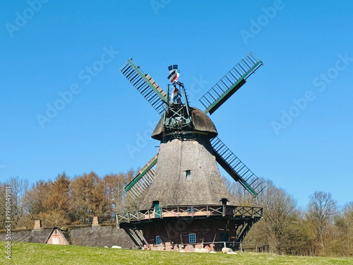 Historische Windmühle vom Typ Galerieholländer in Molfsee bei Kiel