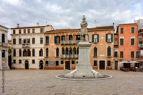 Foto Niccolo Tommaseo monument on Campo Santo Stefano, Venice, Italy
