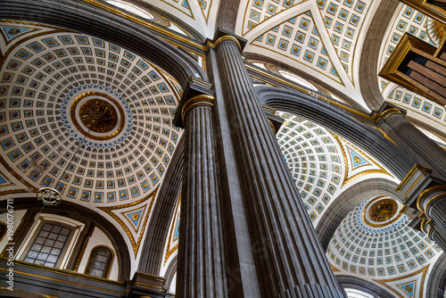 Fotografía Extreme low angle view of towering fluted columns rising to ornate coffered ceil