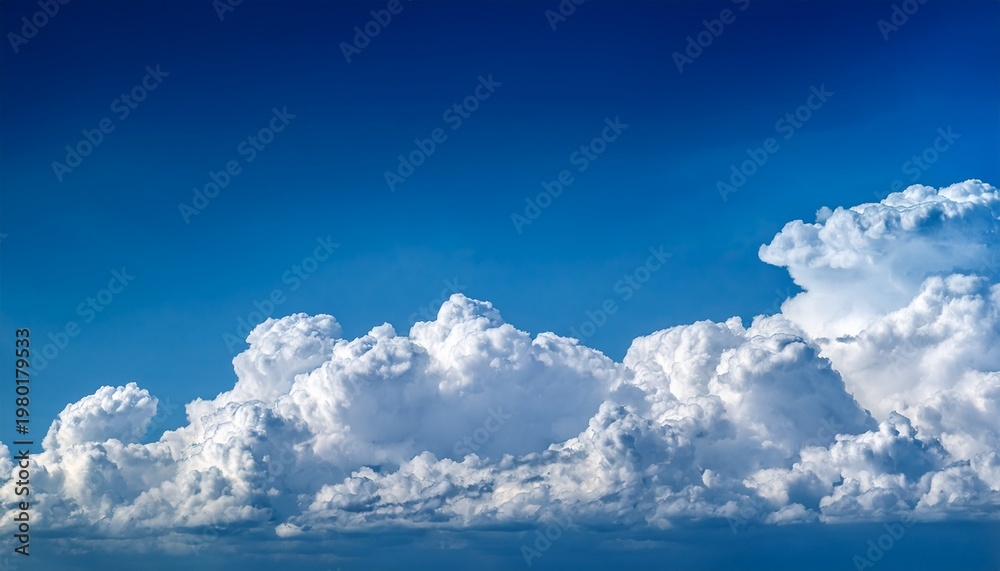 Fototapeta premium 夏の青空に広がる白い入道雲のパノラマ背景素材