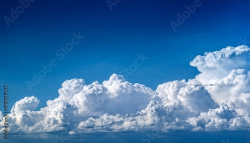 Quadro em tela 夏の青空に広がる白い入道雲のパノラマ背景素材