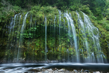 Fototapete Krankenhaus Mossbrae Falls Kaskaden in Kalifornien  © Sumiko Scott