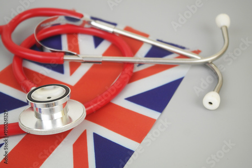Cuadro en lienzo Red stethoscope on flag of UK