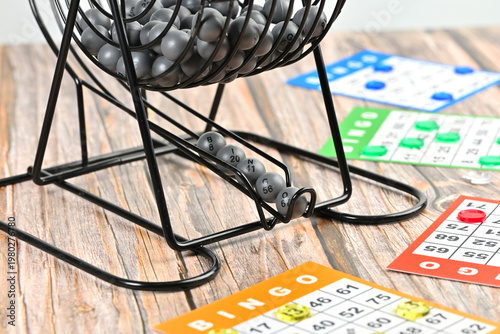 Fotografía Metal rotary bingo blower with numbered balls and colorful game sheets