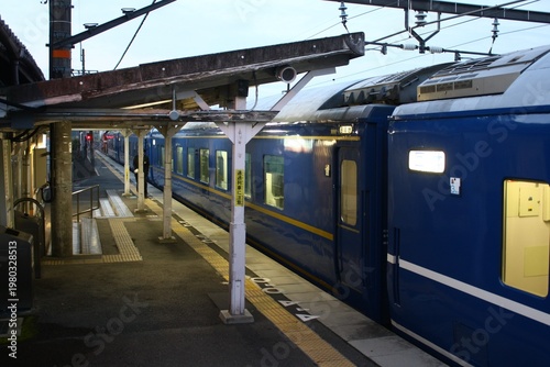 Photos 駅ホームに停車する青い寝台特急列車