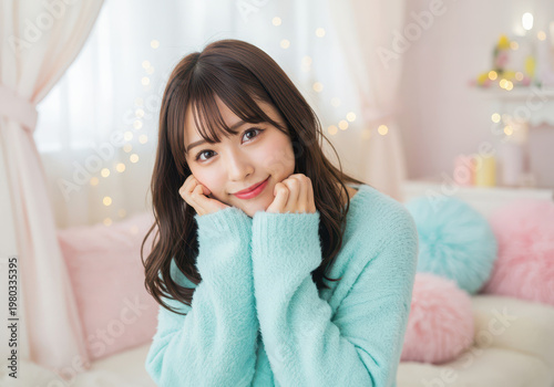 パステルカラーのインテリアに囲まれてリラックスするガーリーな雰囲気の女の子