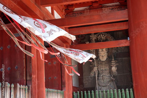 風に揺れる東大寺中門の几帳