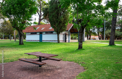 Quadro su tela Picnic table under eucalypt trees near heritage building in Matilda Bay Reserve,