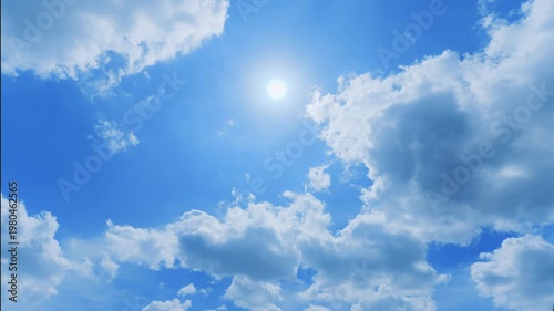 眩しい太陽と湧き上がる白雲のタイムラプス 爽やかな夏の青空背景