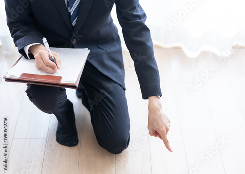 退去したアパートのチェックをする不動産会社男性