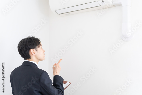 退去したアパートのチェックをする不動産会社男性