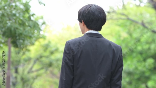 振り返る男性